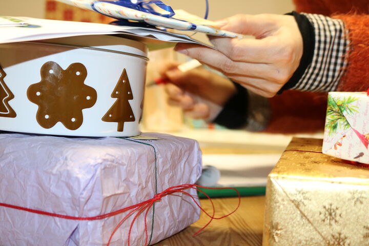 Damit die Geschenkeübergabe reibungslos abläuft, helfen fleißige Elfen mit. (Bild: FSW)