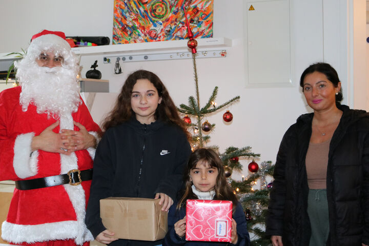 Auch im Obdach Lobmeyerhof war der Weihnachtsmann zu Besuch. (Bild: FSW)