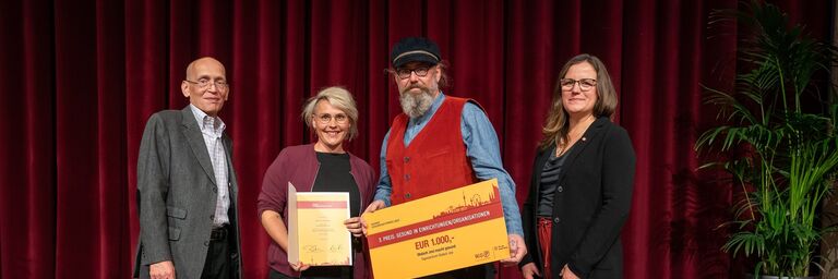 Geschäftsführer der Wiener Gesundheistförderung Dennis Beck (l.) und Gemeinderätin Andrea Mautz-Leopold (r.) bei der Ehrung der Teamleitung von Obdach Josi. Angelika Reznik (2.v.l.) und Walter Pucher (2.v.r.) freuen sich sehr über die Auszeichnung. (Bild: David Bohmann)