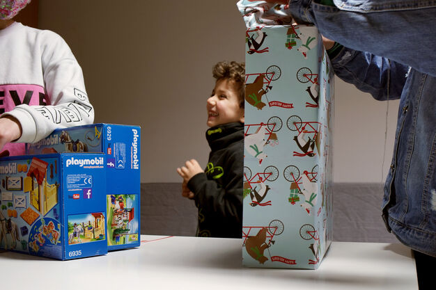 Die Freude der drei Kinder ist beim Geschenkeauspacken sehr groß. (Bild: FSW)