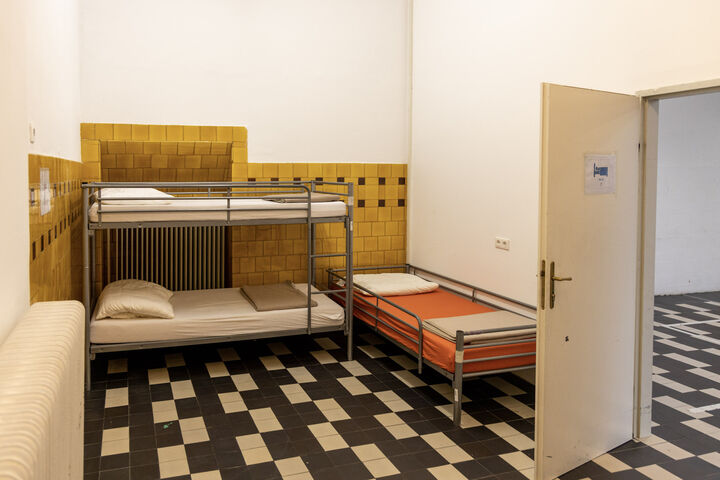 Ein warmes Bett finden Menschen ohne Obdach in der Wärmestube Obdach Sautergasse. (Bild: FSW)