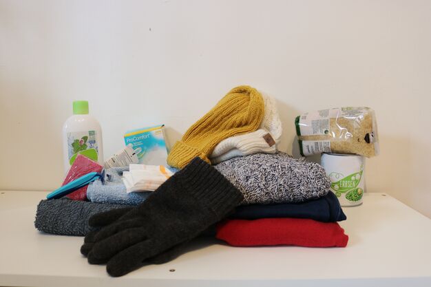 Winterhauben, Hygieneartikel und haltbare Lebensmittel: Menschen ohne Obdach freuen sich über dringend benötigte Sachspenden. (Bild: FSW)