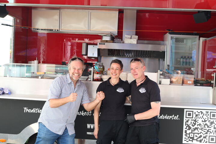 Familie Albrecht gemeinsam mit Obdach Wien Spendenmanager Rüdiger Johänntgen nach einem erfolgreichen Tag vor dem Foodtruck. (Bild: FSW)