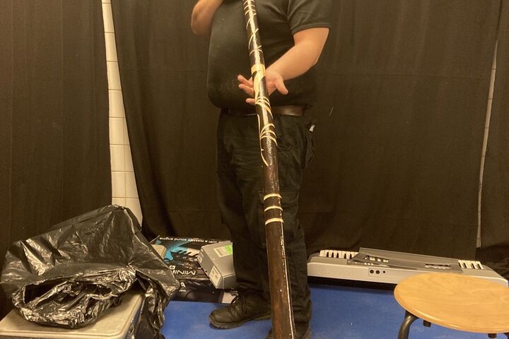 Ein Teilnehmer von Forum Obdach Wien präsentiert sein selbstgebautes Digeridoo. (Bild: FSW)