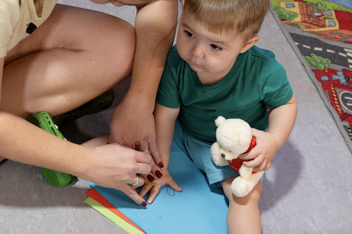 Gemeinsam Zeit verbringen: Jede Deko hat bei Familie S. eine Vorgeschichte und wurde selbst gestaltet. (Bild: FSW)