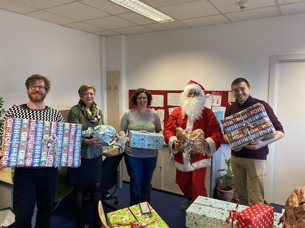 Geschenkeübergabe: Sebastian Erlach (Obdach mobil), Sabine Ableidinger (Kleingartenverein), Barbara Stuparek-Prüller (Obdach mobil), Rüdiger Johänntgen (Spendenmanager FSW Obdach) , Frederic-Jan Schwetz (Kleingartenverein) (Bild: FSW)