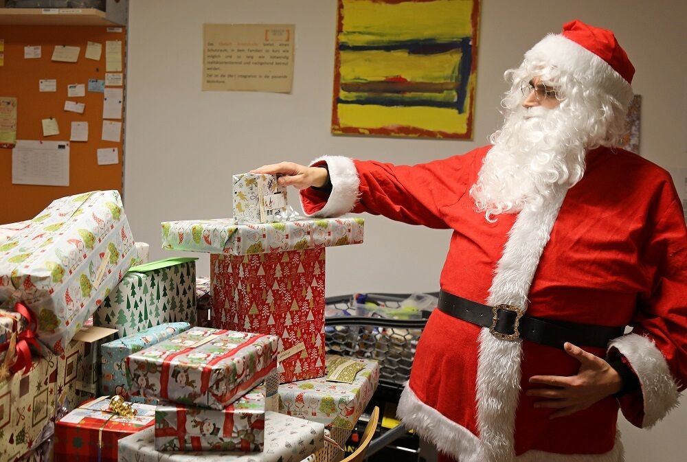 Was haben wir denn da? Der FSW Obdach-Weihnachtsmann inspiziert die Wichtelgeschenke. (Bild: Erich Schuster)