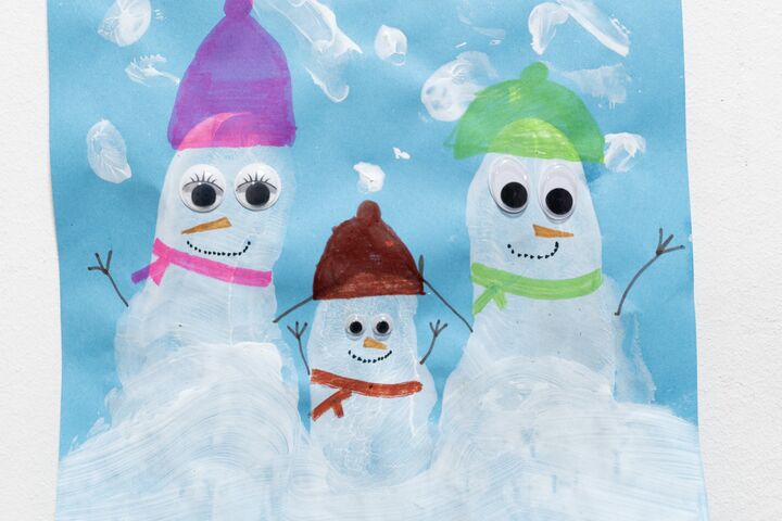 Familie Schneemann: Nur eines der kleinen Kunstwerke, die die Wände des möblierten Zimmers schmücken. (Bild: FSW)