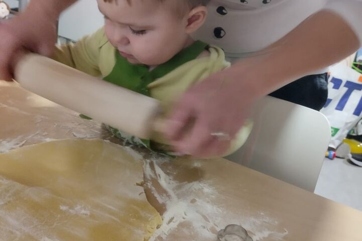 Als gelernte Konditorin gelingen die Weihnachtskekse  Gabriele besonders gut - sie bekommt auch tatkräftige Unterstützung beim Backen. (Bild: privat)