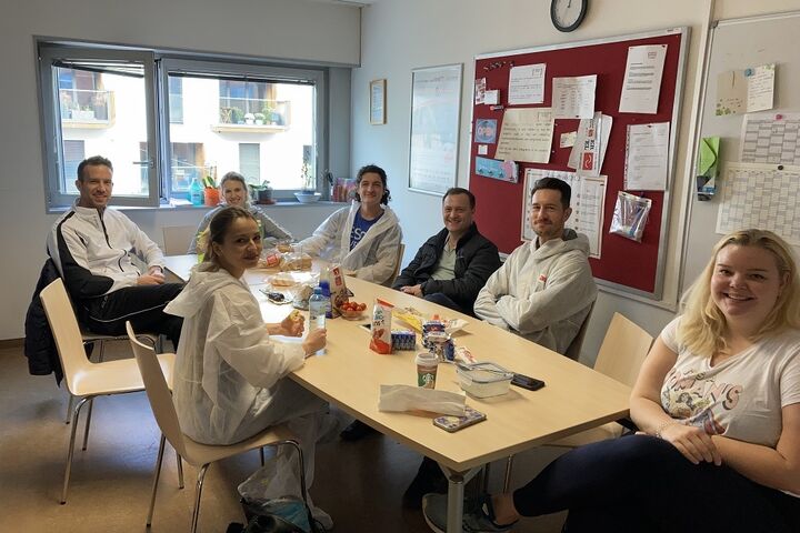 Pause und Stärkung: Zu Mittag hat das Team gemeinsam im Obdach Arndstraße gegessen. (Bild: FSW)