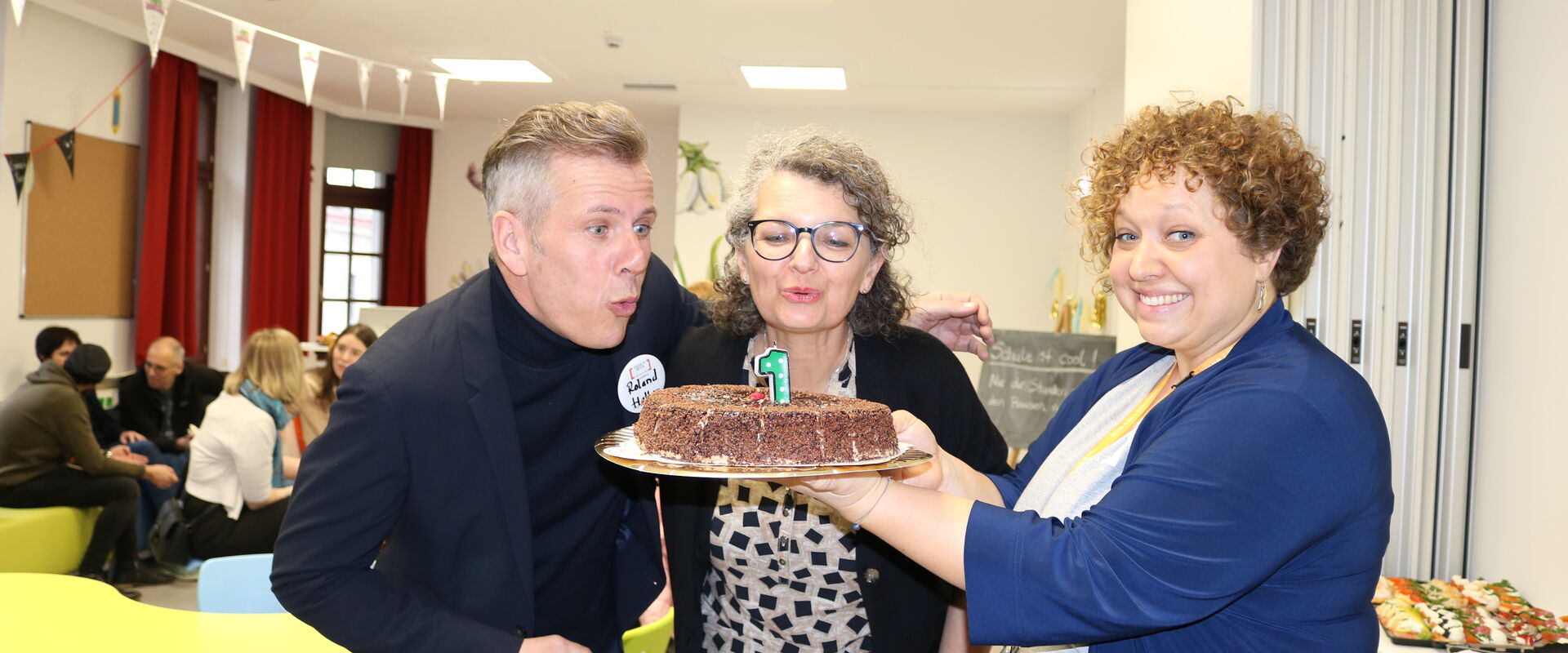 Happy Birthday - Zum Geburtstag darf der Kuchen nicht fehlen. Die Obdach Wien-Geschäftsführung pustet die Kerze aus.