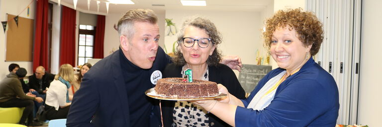 Happy Birthday - Zum Geburtstag darf der Kuchen nicht fehlen. Die Obdach Wien-Geschäftsführung pustet die Kerze aus. (Bild: FSW)