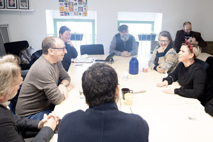 Johannes Rauch und Martin Fabisch beim Hintergrundgespräch mit dem Team von Obdach Josi. (Bild: FSW)