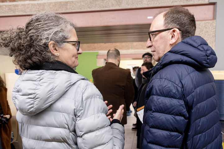 Bundessozialminister Johannes Rauch bei der Führung durch das Tageszentrum Obdach Josi mit Obdach-Wien-Geschäftsführung Monika Wintersberger-Montorio. (Bild: FSW)