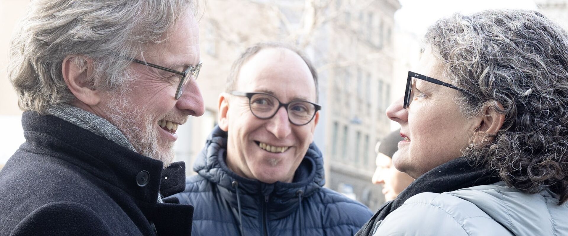 Bezirksvorsteher Martin Fabisch und Bundessozialminister Johannes werden von Obdach-Wien-Geschäftsführung Monika Wintersberger-Montorio (v.l.n.r.) im Tageszentrum Obdach Josi willkommen geheißen.