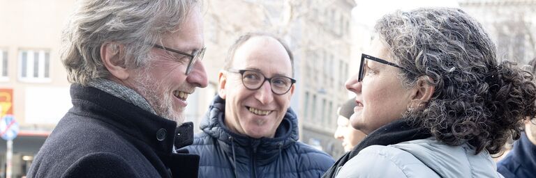 Bezirksvorsteher Martin Fabisch und Bundessozialminister Johannes werden von Obdach-Wien-Geschäftsführung Monika Wintersberger-Montorio (v.l.n.r.) im Tageszentrum Obdach Josi willkommen geheißen. (Bild: FSW)