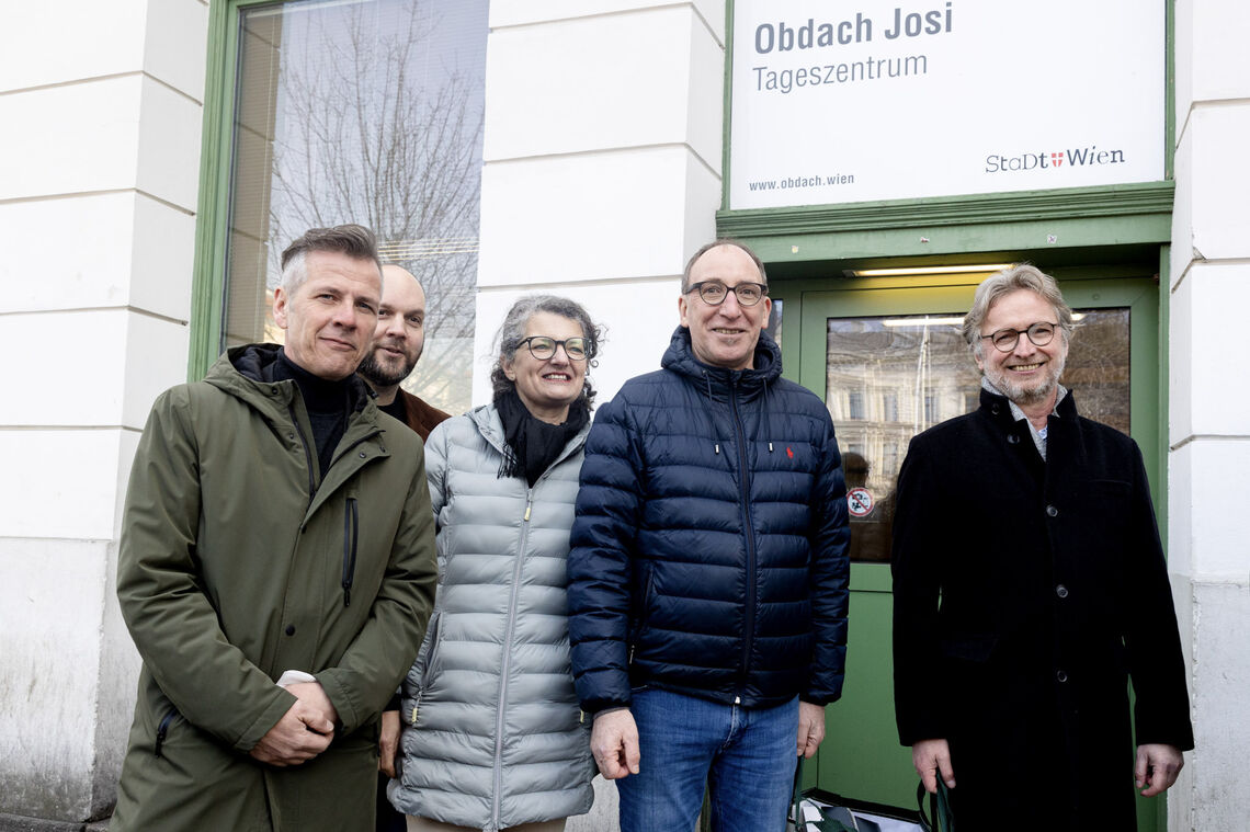 Obdach-Wien-Geschäftsführer Roland Haller, Bereichsleiter Markus Bousska, Obdach-Wien Geschäftsführerin Monika Wintersberger-Montorio empfingen Bundessozialminister Johannes Rauch und Bezirksvorsteher Martin Fabisch (v.l.n.r.) im Tageszentrum Obdach Josi. (Bild: FSW)