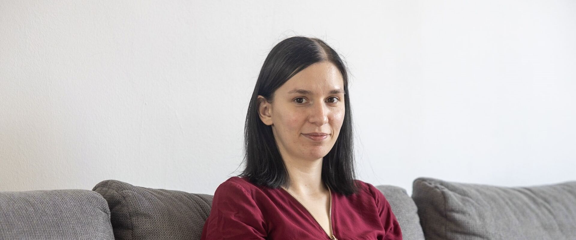 Das Herz der Wohnung von Melanie Z. ist die Couch, auf der die junge Mutter gerne mit ihrer Tochter kuschelt.