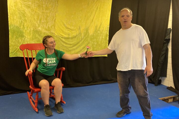 Mitspielen: Die Trainees wurden beim Theaterstück von Obdach Forum miteinbezogen. (Bild: FSW)