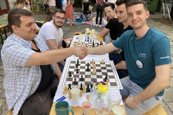 Ein Gewinn für Alle: ungezwungener Austausch bei einer Partie Schach im Rahmen des Sommerfestes von Obdach Forum. (Bild: FSW)