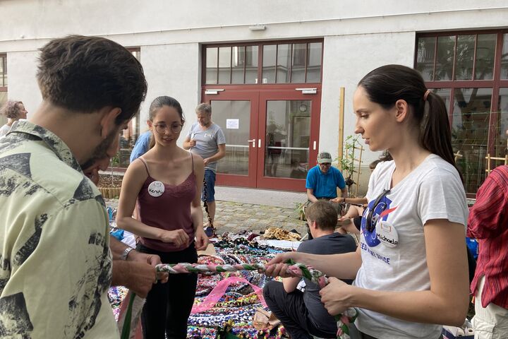 Netzwerken: Gemeinsames Teppichknüpfen stand am Programm. (Bild: FSW)