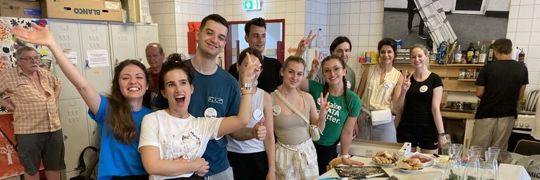 Teilnehmer:innen des Group Graduate Programme der Erste Group beim SAD+ bereiten das Buffet des Sommerfestes von Obdach Forum. (Bild: FSW)