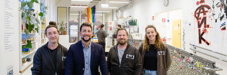 Das Obdach aXXept Team gemeinsam mit dem Bezirksvorsteher Markus Rumelhart im Tageszentrum Obdach aXXept vor einem Tischfußballtisch (Bild: Dutkowski Daniel)