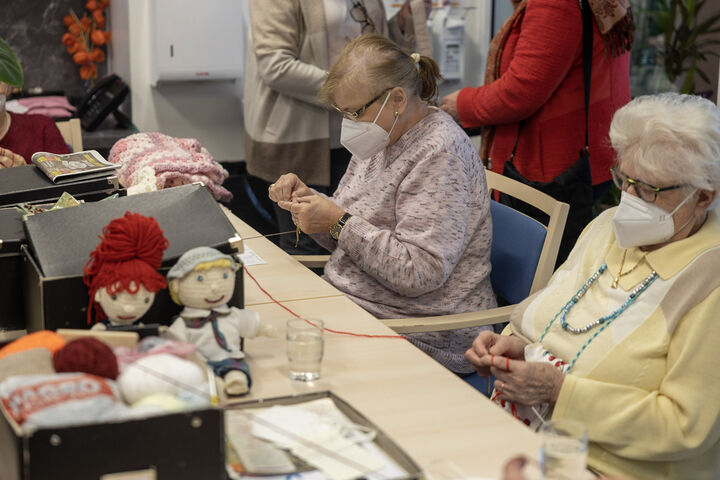 Zahlreiche Schnecken, die in liebevoller Handarbeit gefertigt wurden, sollen Kinder künftig beim Umzug in eine Einrichtung von Obdach Wien unterstützen. (Bild: FSW)
