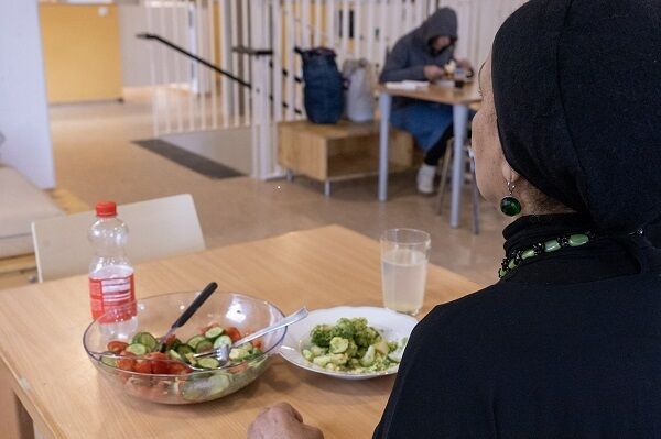 Das Tageszentrum für Frauen ohne Zuhause Obdach Ester bietet gesundes Frühstück, warme Getränke und einen sicheren Ort zum Ausruhen vom Leben auf der Straße. (Bild: FSW)