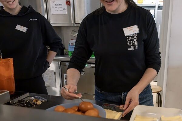 Hand in Hand arbeitet das Team von Obdach Ester und unterstützt Frauen ohne Zuhause. (Bild: FSW)