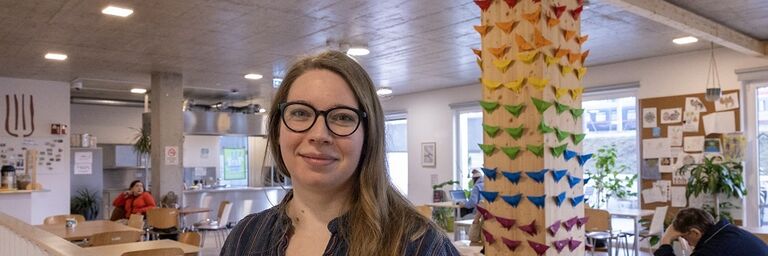 Teamkoordinatorin für die Sozialarbeit Iris Zens im Aufenthaltsraum von Obdach Ester. (Bild: FSW)