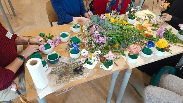 Aus einer Blumenspende wird im Teamwork Blumenschmuck für den Frauentag. (Bild: FSW)