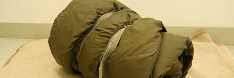 Schlafsäcke und Verpflegung (Bild: FSW)