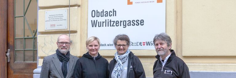 Kurt Gutlederer, Sandra Frauenberger, Monika Wintersberger-Montorio und Alexander Maly (v.l.) bei der Schildenthüllung (Bild: FSW)