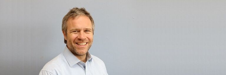 Spendenmanager und Social Active Day Plus-Trainer Rüdiger Johänntgen erzählt, wie Unternehmen mit FSW Obdach Menschen am Weg zu einem eigenen Zuhause unterstützen können. (Bild: FSW)
