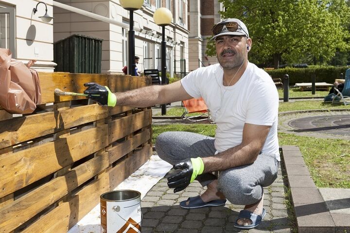 Mit selbstgebautem Gartenmobiliar verschönerten die BewohnerInnen das Obdach Hietzing.