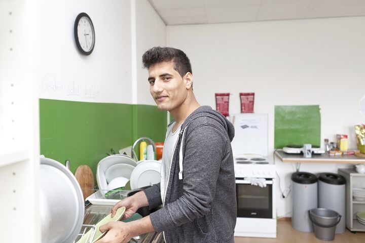 Der Abwasch gehört zu den täglichen Routinen der unbegleiteten minderjährigen Flüchtlinge im Obdach Höchstädtplatz...