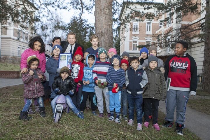 Selbst aus Island traf ein Paket mit Strickhauben und Handschuhen ein - überbracht vom Botschafter der Insel.