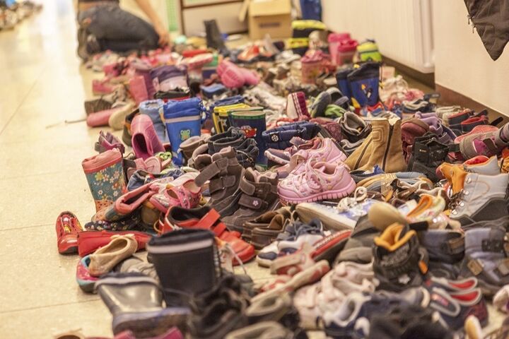 Dank der riesigen Spendenbereitschaft der AnwohnerInnen konnten die Neuankömmlinge in kürzester Zeit von Kopf bis Fuß eingekleidet werden.