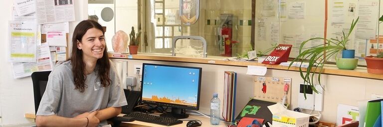 Julian Lechner bei der Arbeit im Empfangsbereich des Obdach Wurlitzergasse. (Bild: FSW)