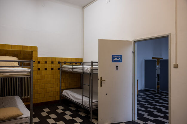 ​Neben einem Aufenthaltsraum gibt es im Nachtzentrum Obdach Sautergasse Ruhemöglichkeiten, sowohl nach Geschlechtern getrennt als auch gemischt. (Bild: FSW)