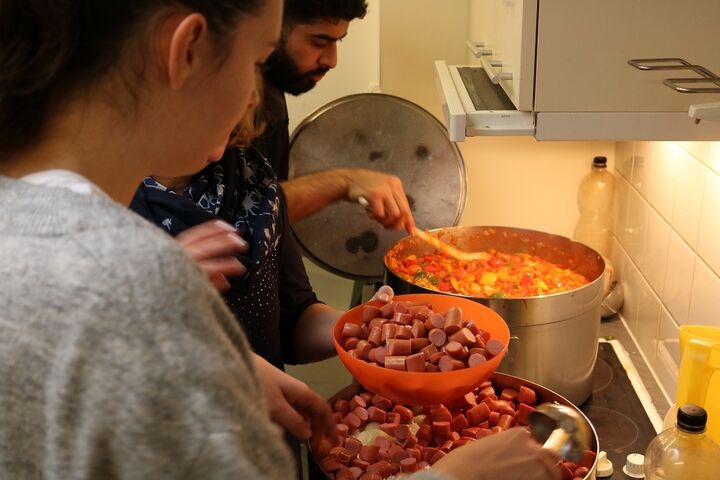 MitarbeiterInnen von Otto Stöckl Elektroinstallationen kamen in die Wärmestube, um gemeinsam für Menschen ohne Obdach zu kochen. (Bild: FSW)