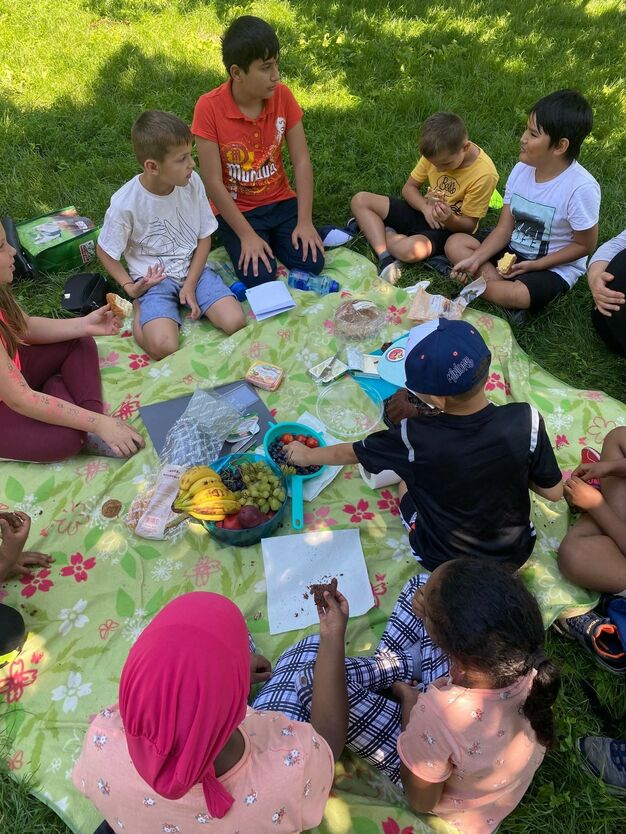 Obst, Aufstriche und die Schokomünzen als Dessert: Das Picknick nach der Rätselrally war ein gelungener Abschluss. (Bild: FSW)