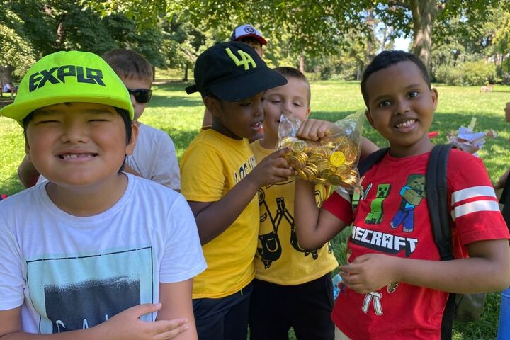 Alle Kinder freuen sich über den Schatz - einen Sack voller Schokogoldmünzen. (Bild: FSW)