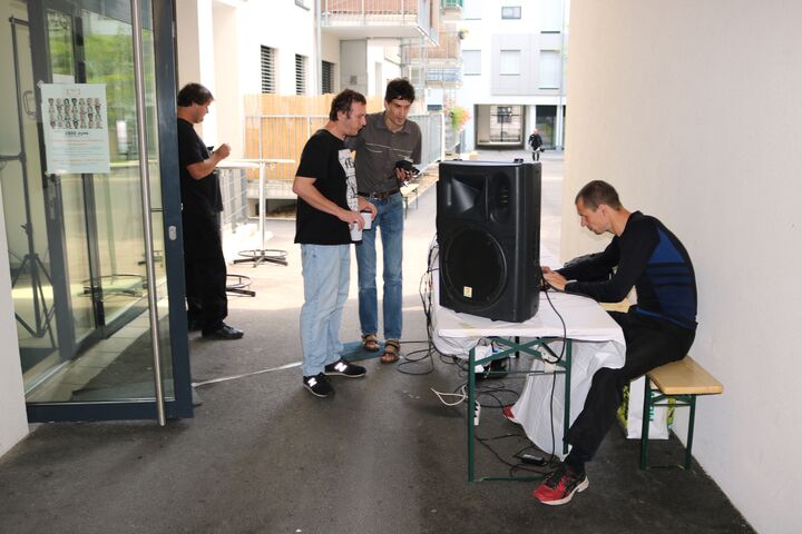 Die Musik zur Vernissage wurde von den BewohnerInnen von Obdach Lobmeyrhof organisiert. (Bild: FSW)