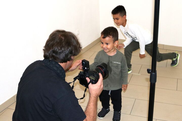 Selbst bei der Ausstellung wurde noch fotografiert. (Bild: FSW)