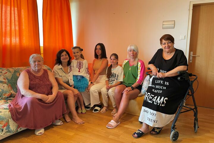 Wieder vereint: Larisa V. (l.) und Tetyana S. (r.) mussten als erste fliehen. Olena R. (2.v.l.) packte ihre beiden Töchter Milana (3.v.l.) und Kira (4.v.l.) und reiste mit ihrer Verwandten Olena Y. (2.v.r.) und deren Tochter Anastasia (3.v.r.) später aus. (Bild: FSW) Wieder vereint: Larisa V. (l.) und Tetyana S. (r.) mussten als erste fliehen. Olena R. (2.v.l.) packte ihre beiden Töchter Milana (3.v.l.) und Kira (4.v.l.) und reiste mit ihrer Verwandten Olena Y. (2.v.r.) und deren Tochter Anastasia (3.v.r.) später aus. (Bild: FSW)