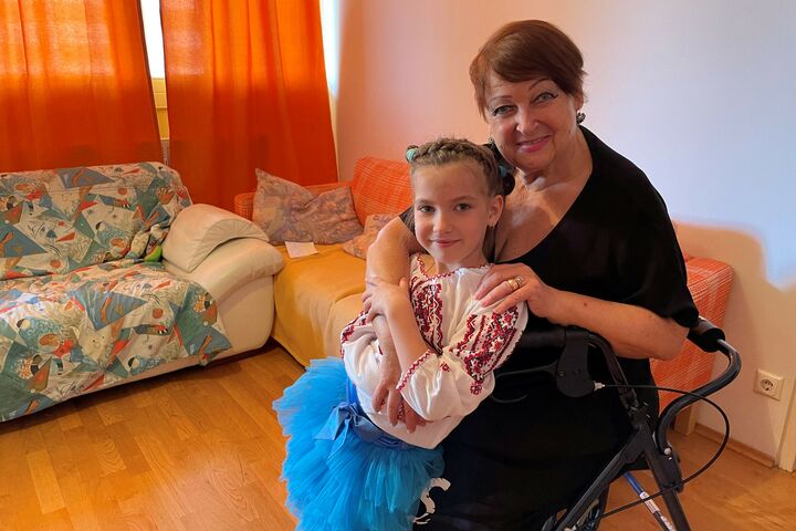 Oma Tetyana kuschelt gern mit Enkelin Milana: "Wir waren lang genug getrennt!" (Bild: FSW) Oma Tetyana kuschelt gern mit Enkelin Milana: "Wir waren lang genug getrennt!" (Bild: FSW)