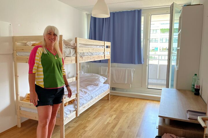 Die Eiskunstlauftrainerin Olena Y. erzählt: "Ich habe mir vorgestellt, dass wir schnell packen müssen, um zu einem Wettbewerb im Ausland zu reisen. Mann muss Wege finden, um zu funktionieren. Sonst wird man verrückt!" (Bild: FSW) Die Eiskunstlauftrainerin Olena Y. erzählt: "Ich habe mir vorgestellt, dass wir schnell packen müssen, um zu einem Wettbewerb im Ausland zu reisen. Mann muss Wege finden, um zu funktionieren. Sonst wird man verrückt!" (Bild: FSW)