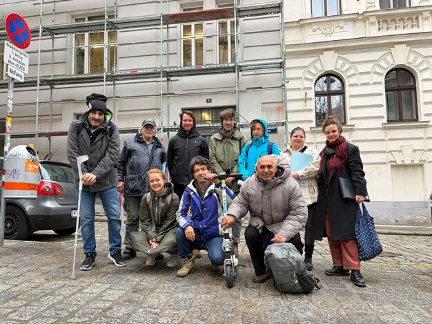 Gruppenbild der Teilnehmer:innen von Obdach Forum mit Regisseurin Greta Calinescu und Volkstheater-Schauspieler Maximilian Pulst. 